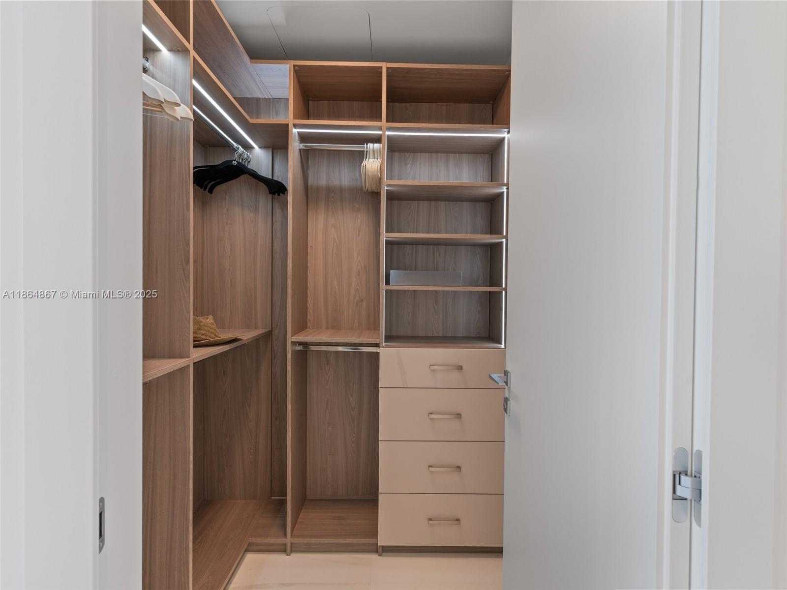 image Aston Martin Residences22
