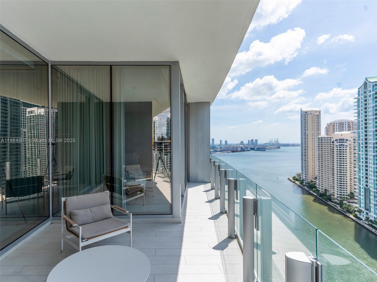 image Aston Martin Residences37