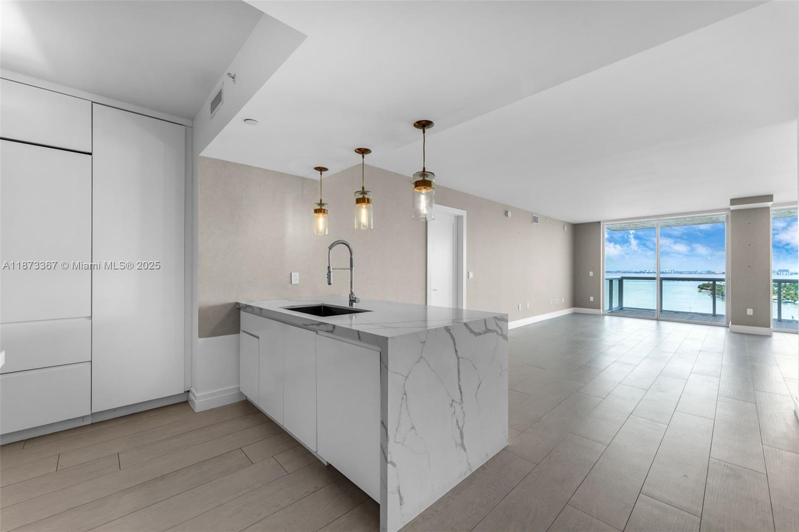10 Venetian Way #1903