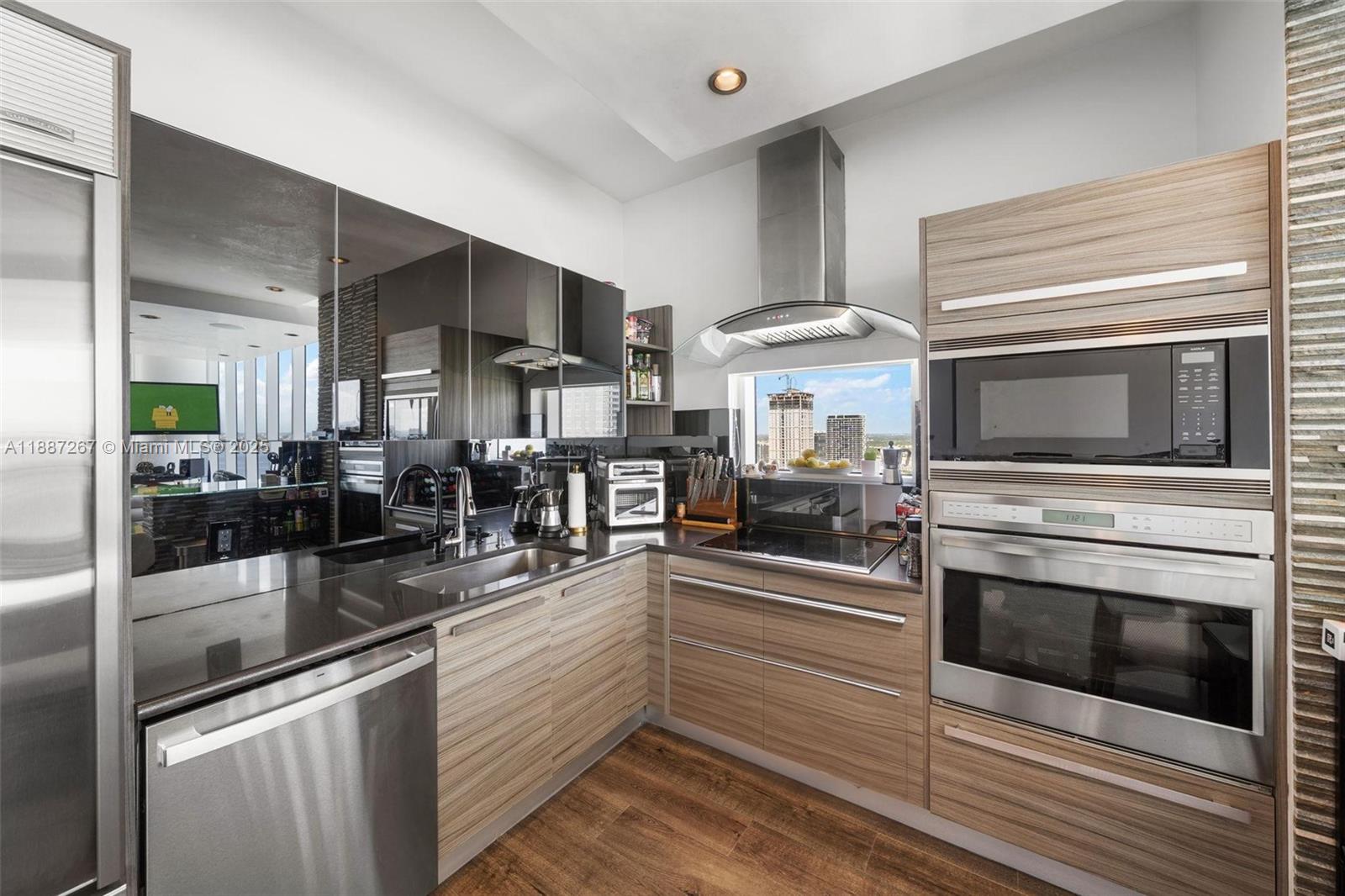 image Paramount Bay Condo9