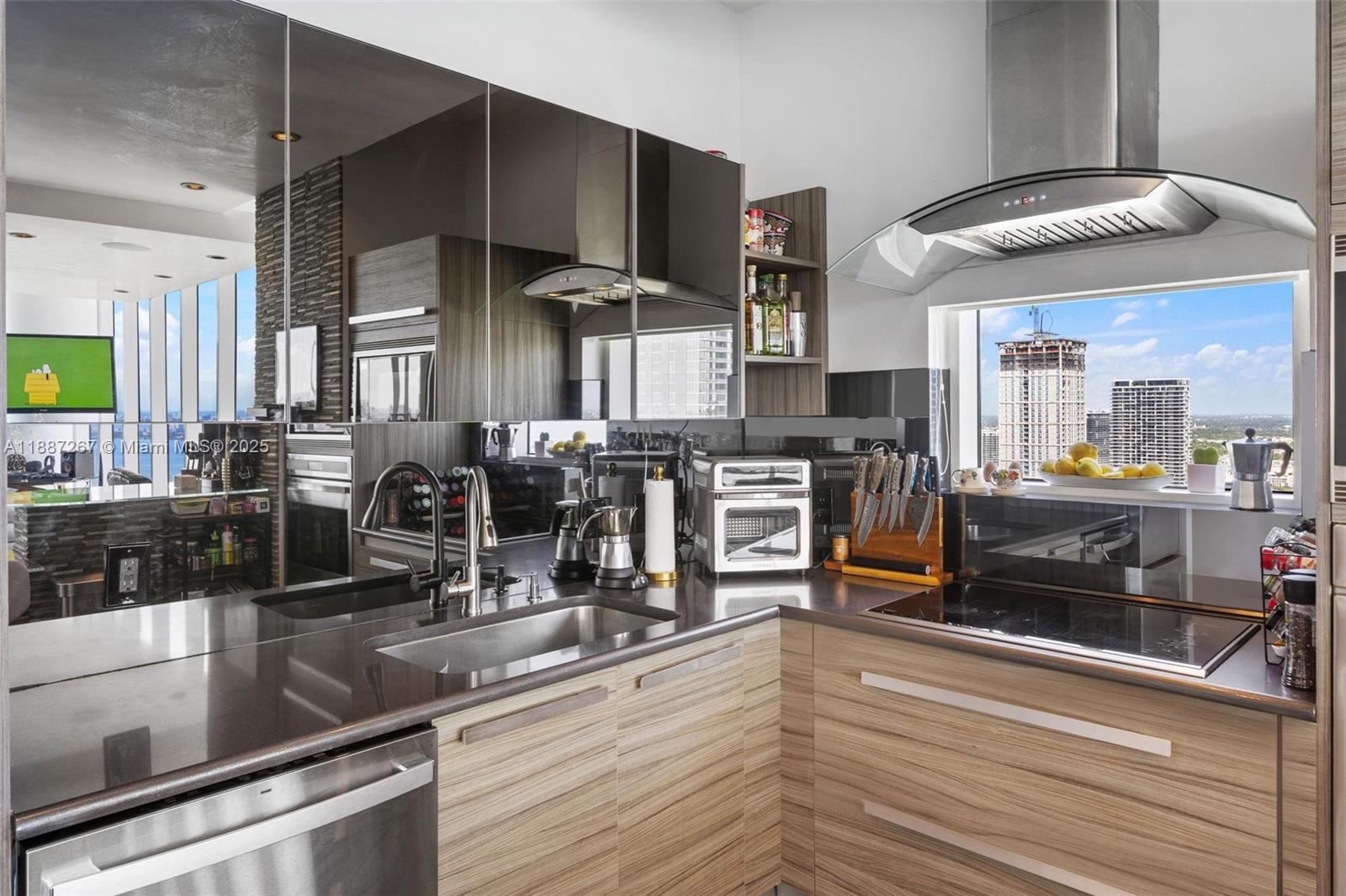 image Paramount Bay Condo10