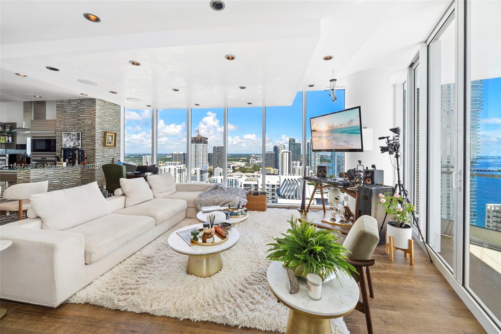 image Paramount Bay Condo6