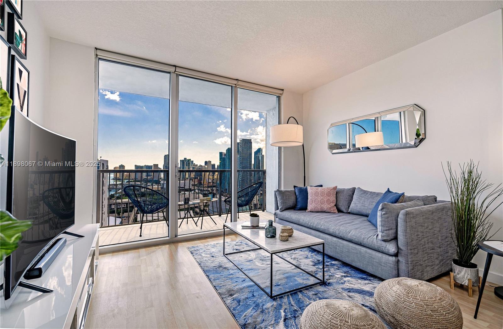1750 N Bayshore Dr #3906