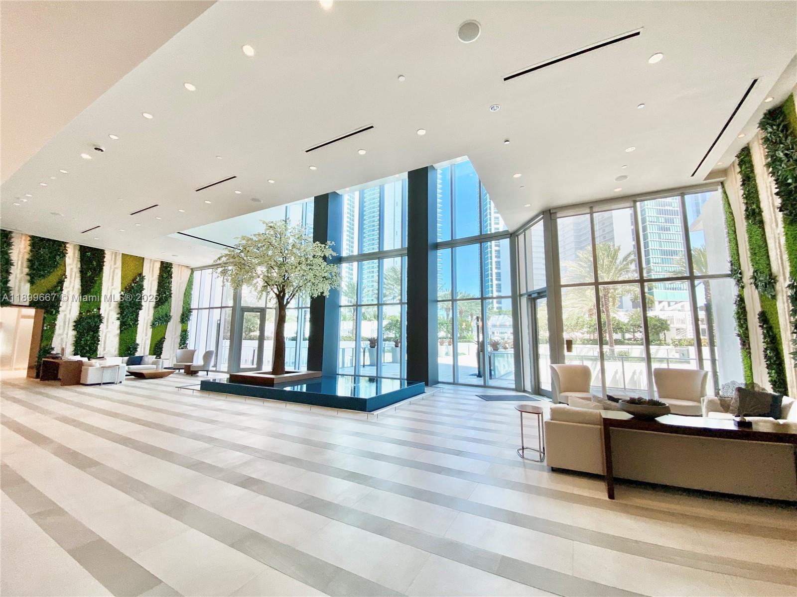 image Paramount Miami Worldcent32
