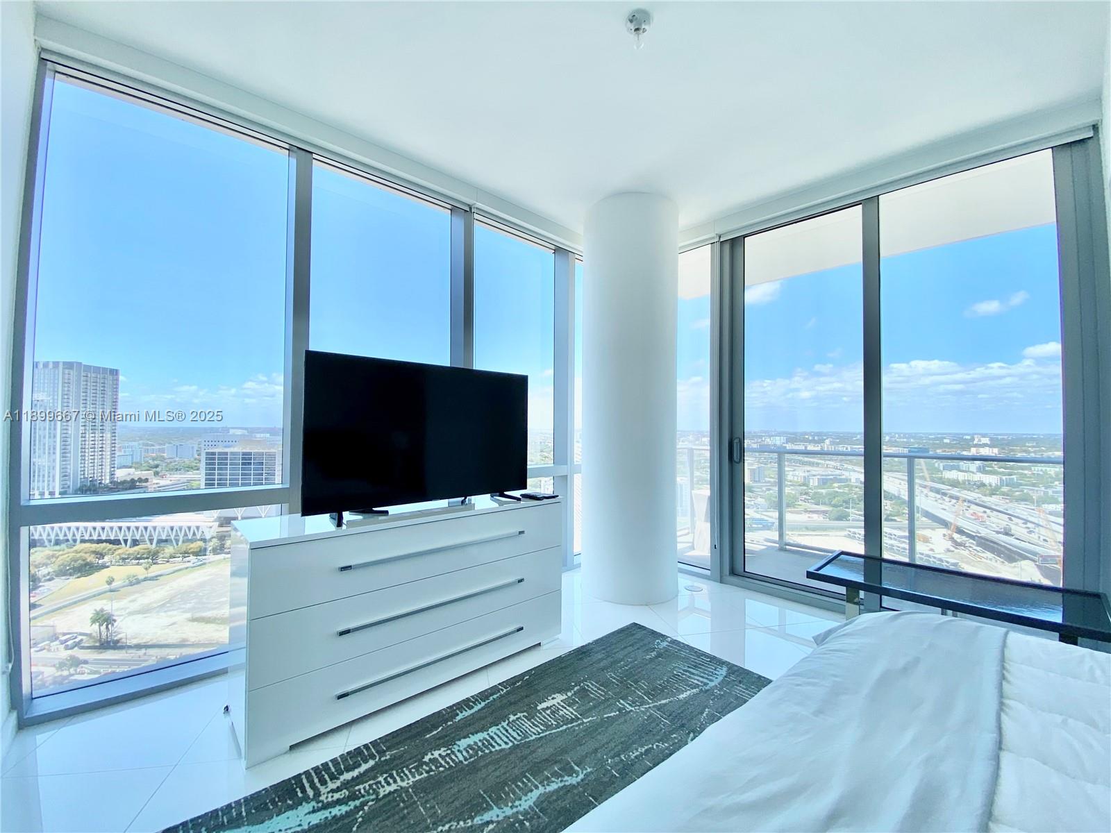 image Paramount Miami Worldcent8