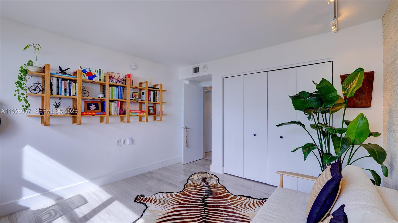 image Commodore Club East25