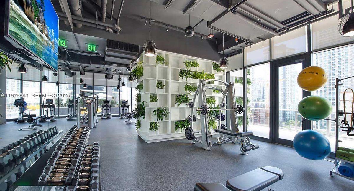 45 SW 9th St #2805 Miami, FL 33130