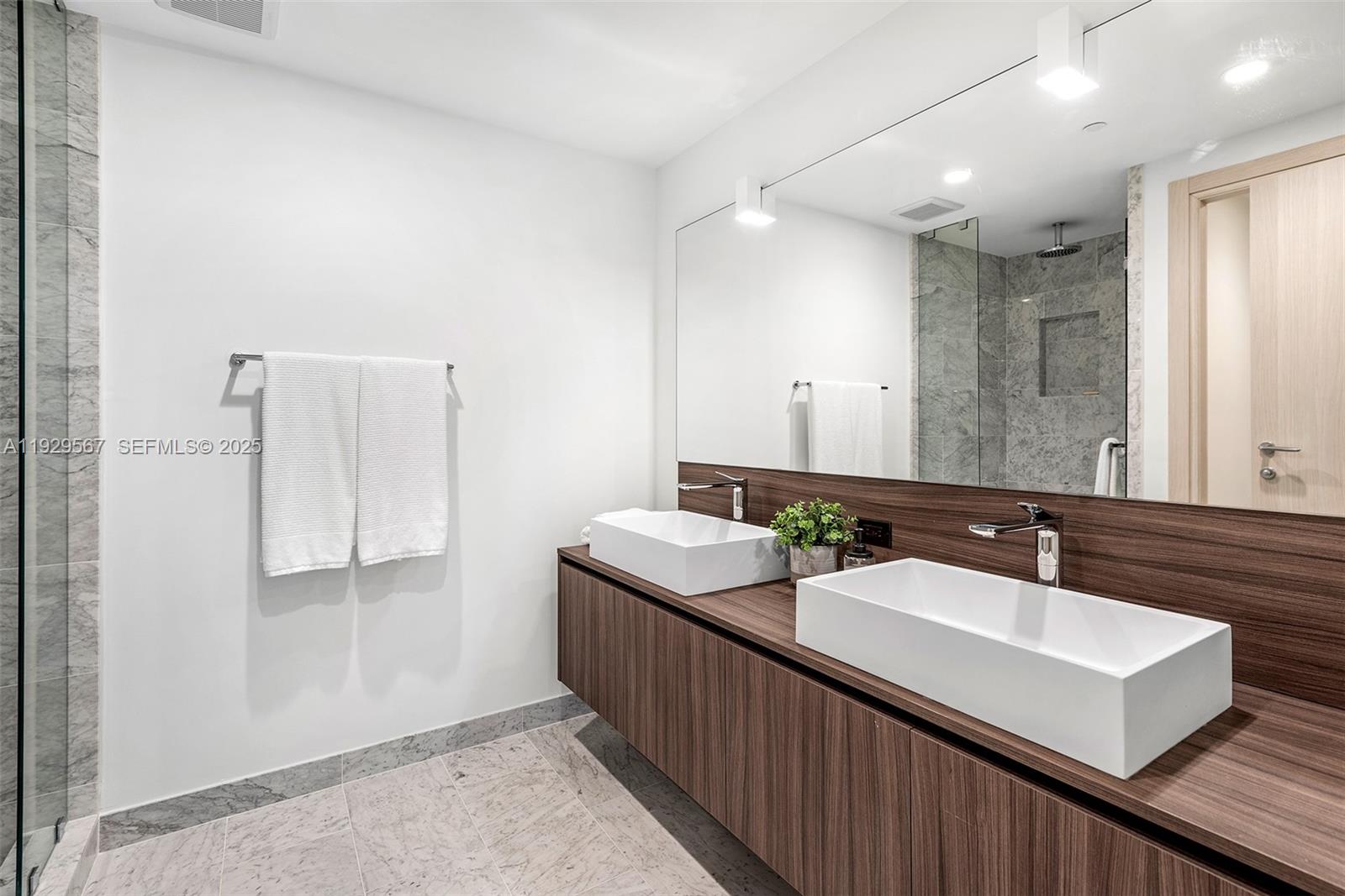 1000 Brickell Plz #4005 Miami, FL 33131