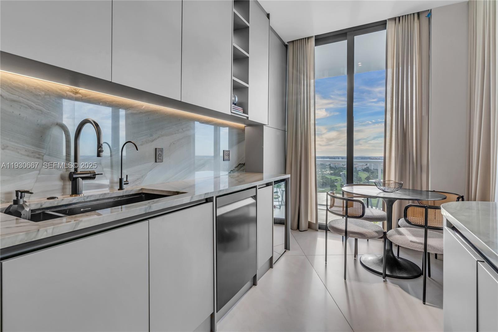 image Hamptons West82