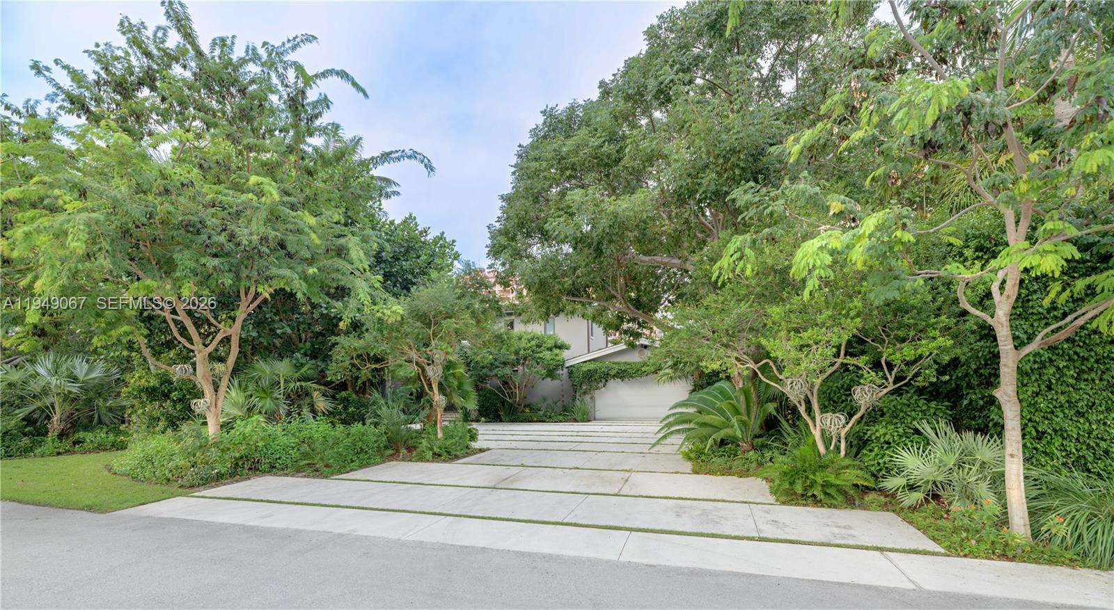 6840 Sunrise Pl Coral Gables, FL 33133