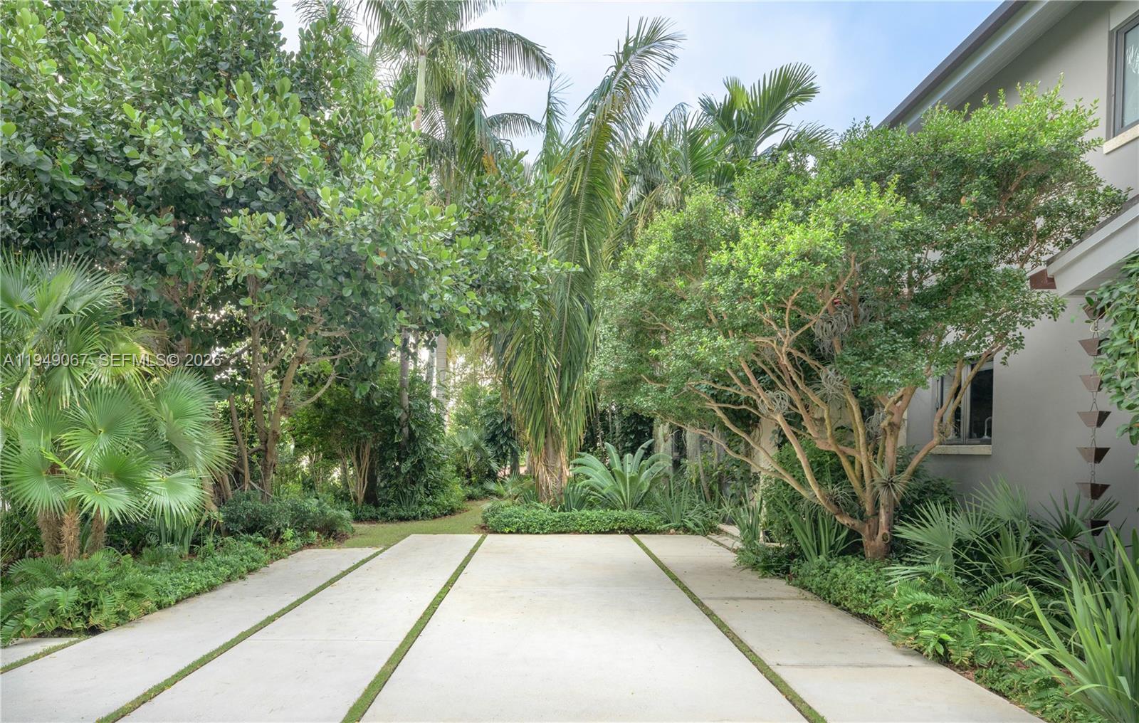 6840 Sunrise Pl Coral Gables, FL 33133