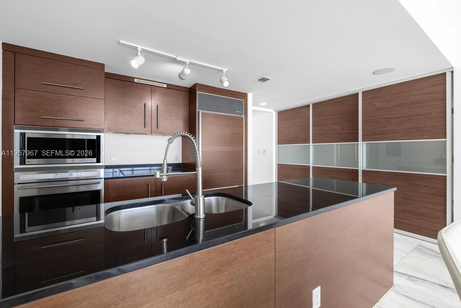 image Icon Brickell I9