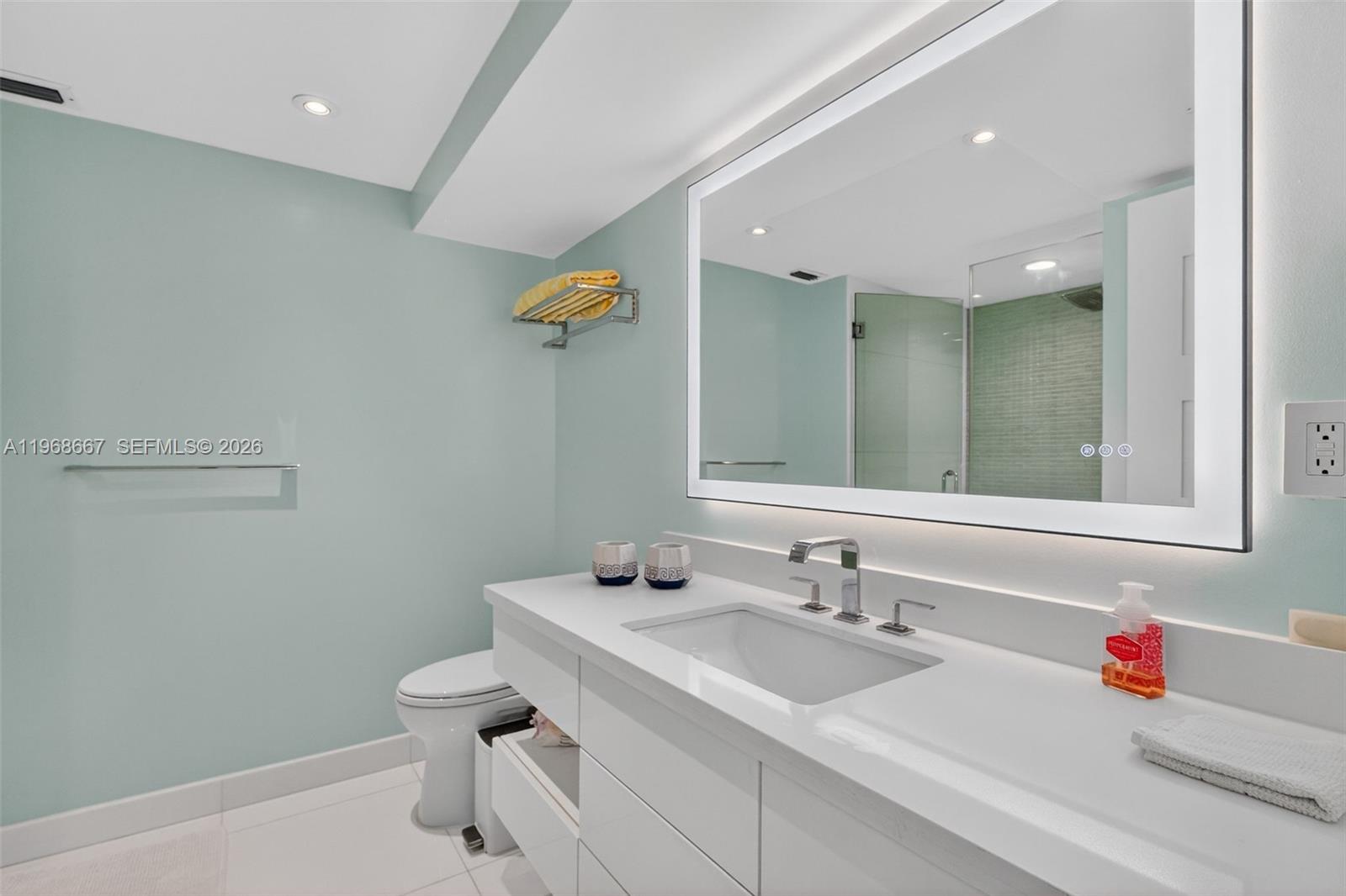 600 Grapetree Dr #11B-N Key Biscayne, FL 33149