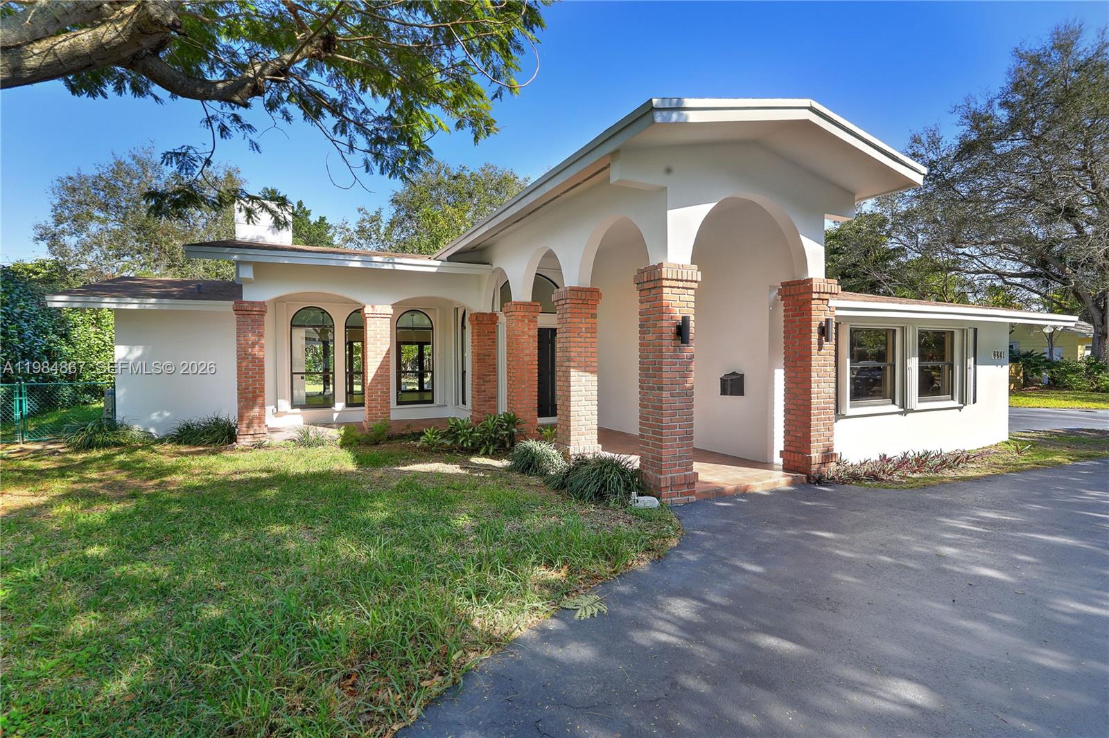 6841 SW 130th Ter Pinecrest, FL 33156