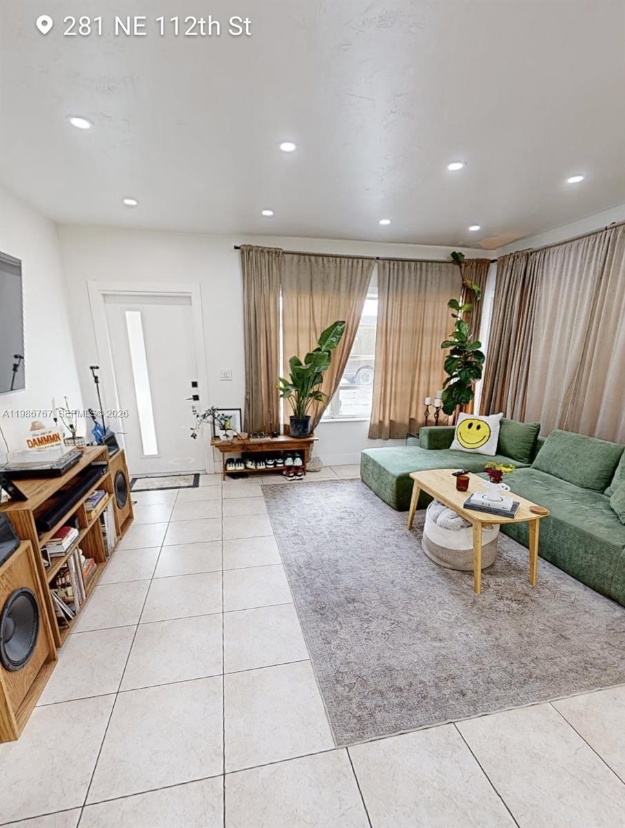 281 NE 112th St Miami, FL 33161