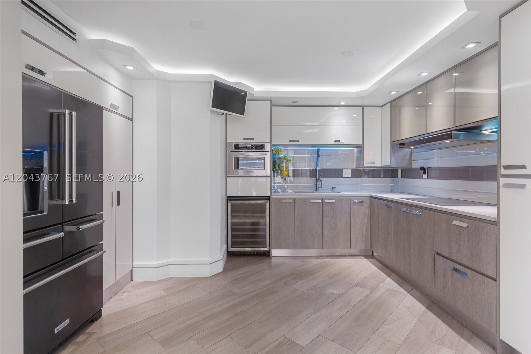 6061 Collins Ave #8F