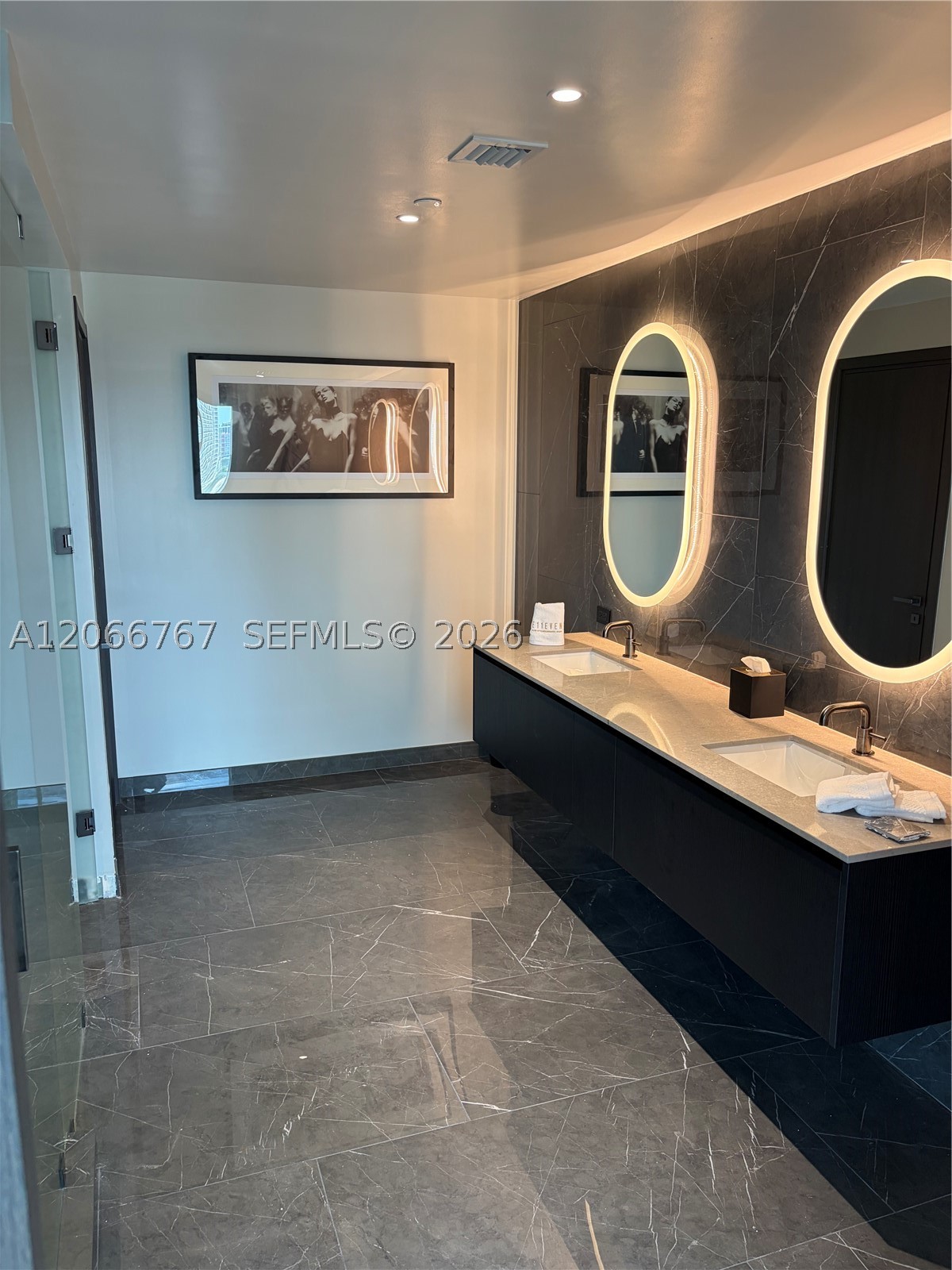 image E11EVEN Hotel & Residences4