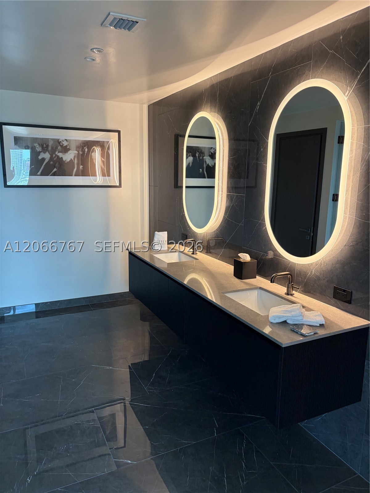 image E11EVEN Hotel & Residences6