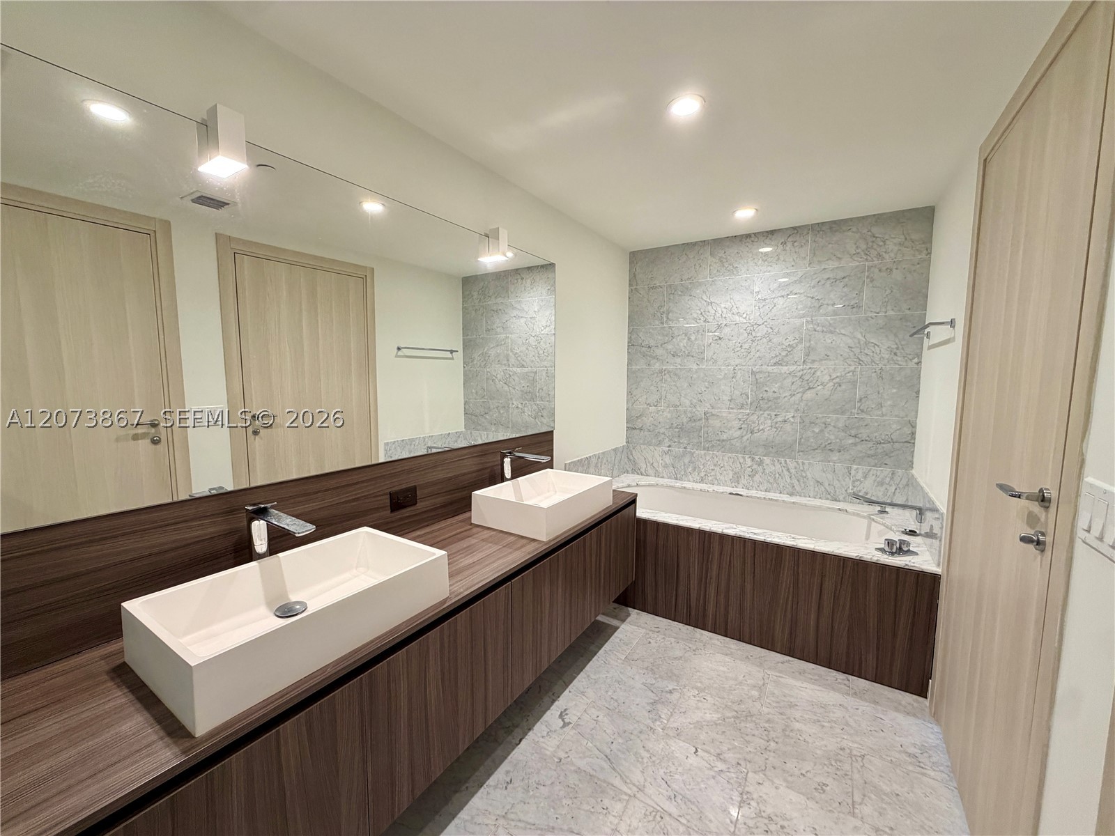 image Brickell Flatiron76