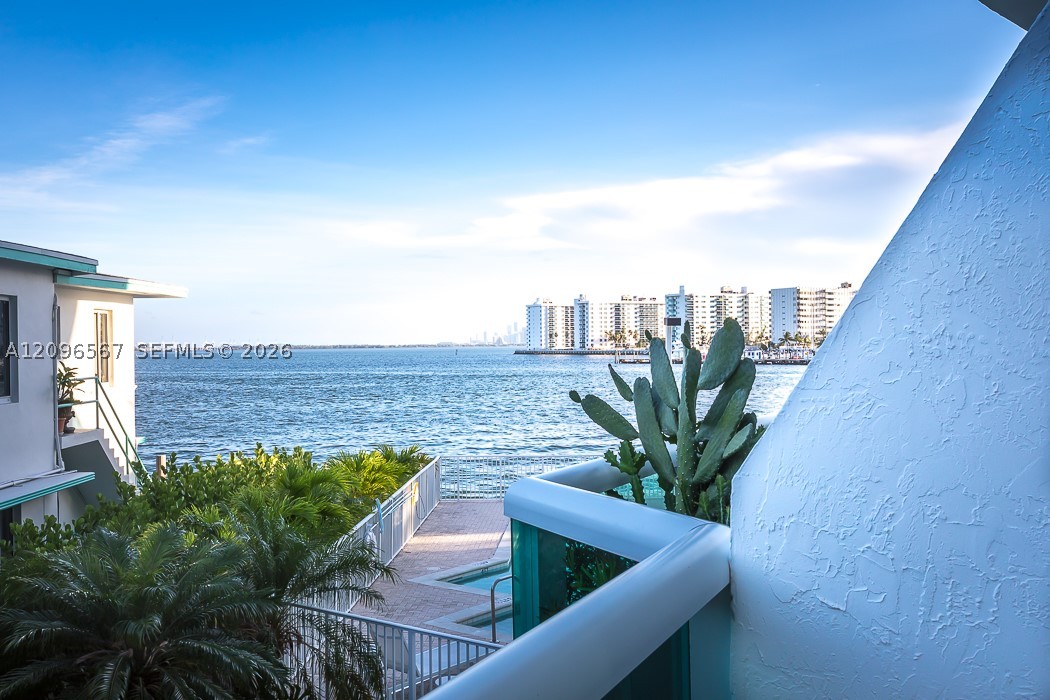 2000 Bay Dr #203 Miami Beach, FL 33141