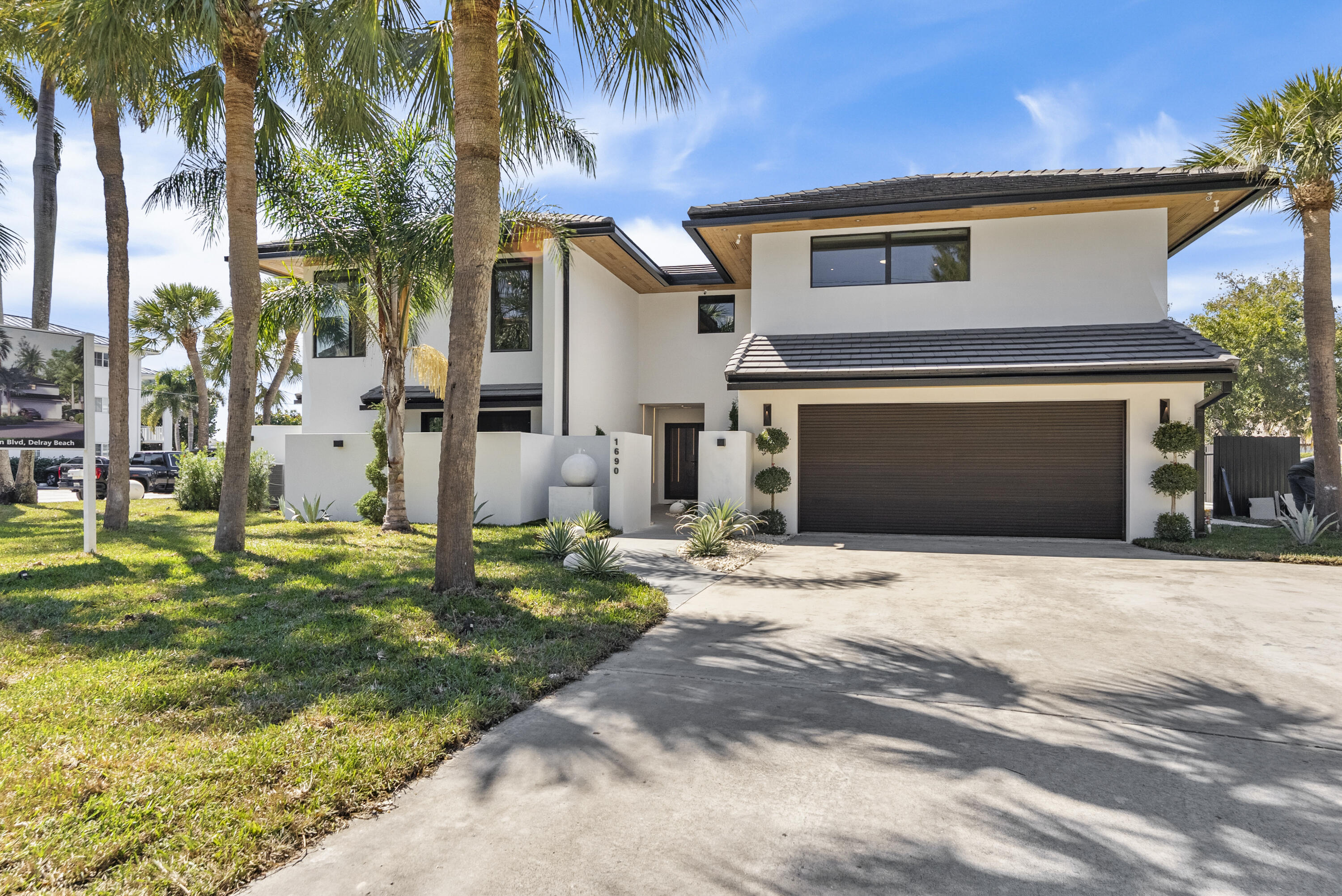 1690-1692 S Ocean
