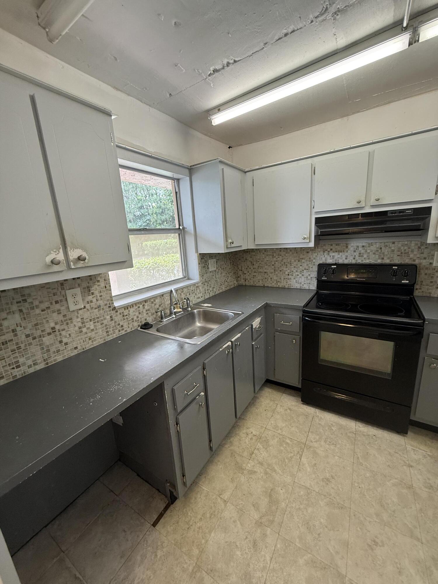 9881 Sunrise Lks Blvd #104 Sunrise, FL 33322