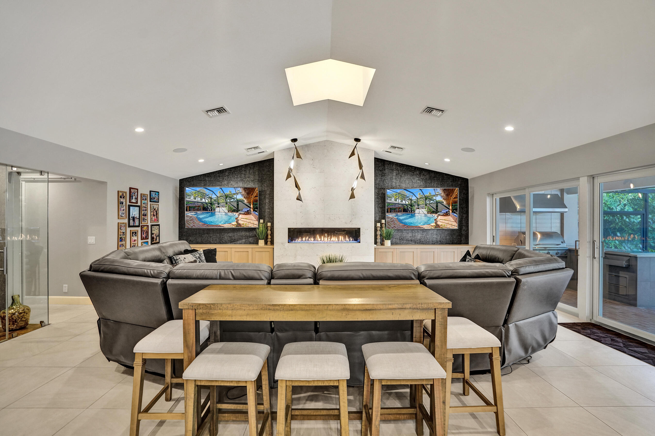 738 Middle Riv Dr Fort Lauderdale, FL 33304