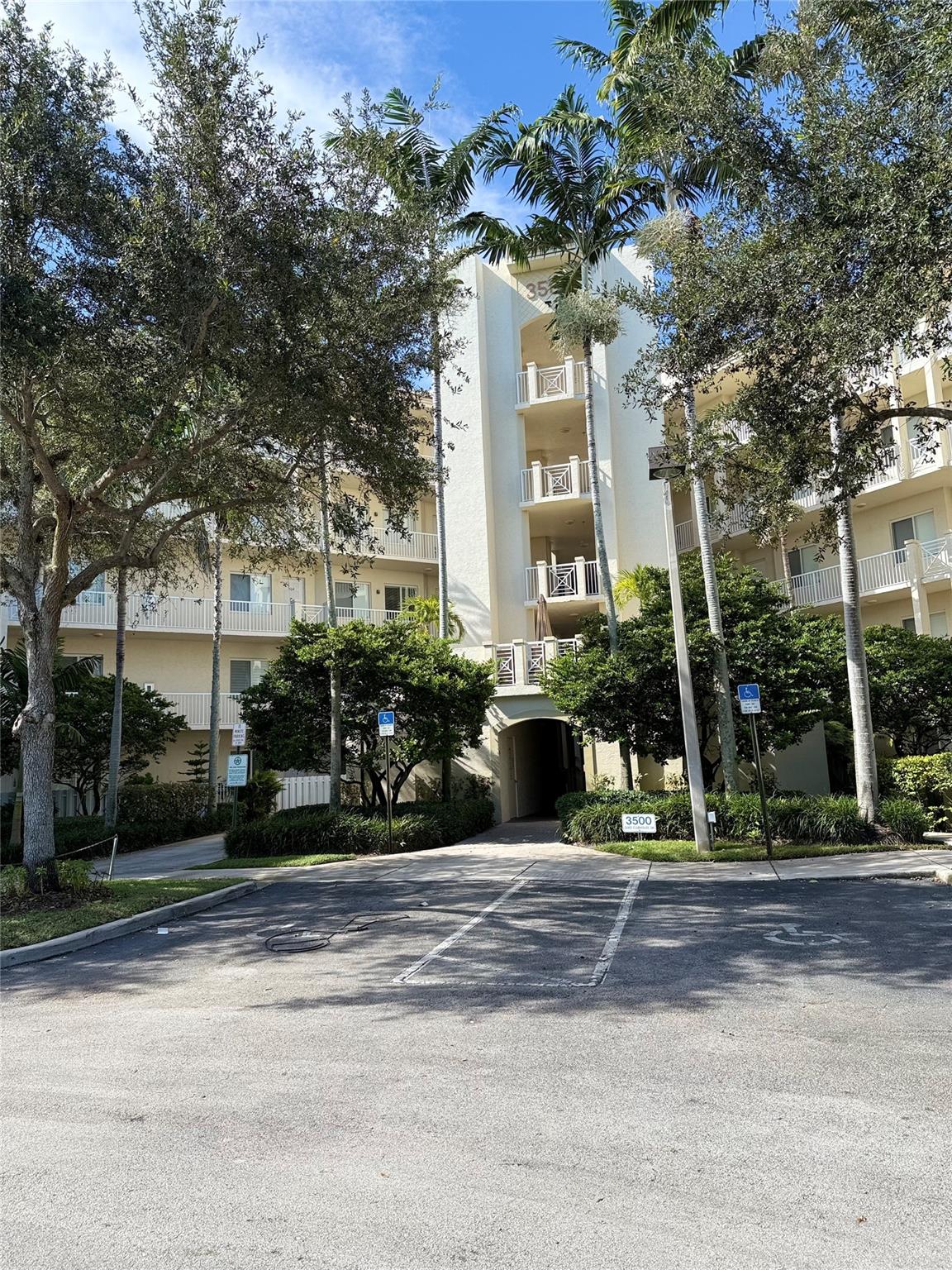 3500 Oaks Clubhouse Dr #303