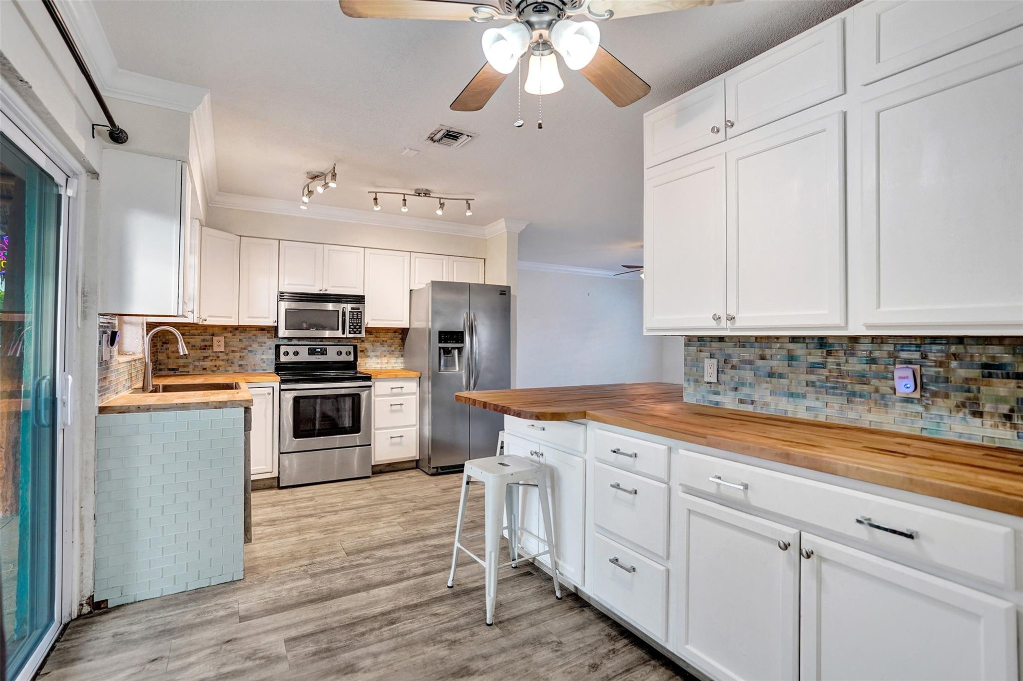 4221 NE 13th Ave Oakland Park, FL 33334