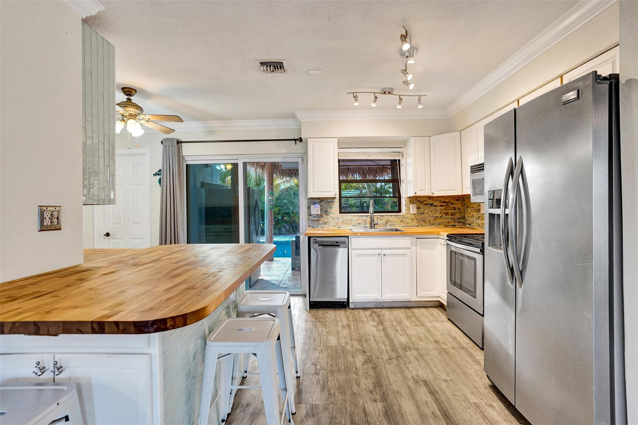 4221 NE 13th Ave Oakland Park, FL 33334