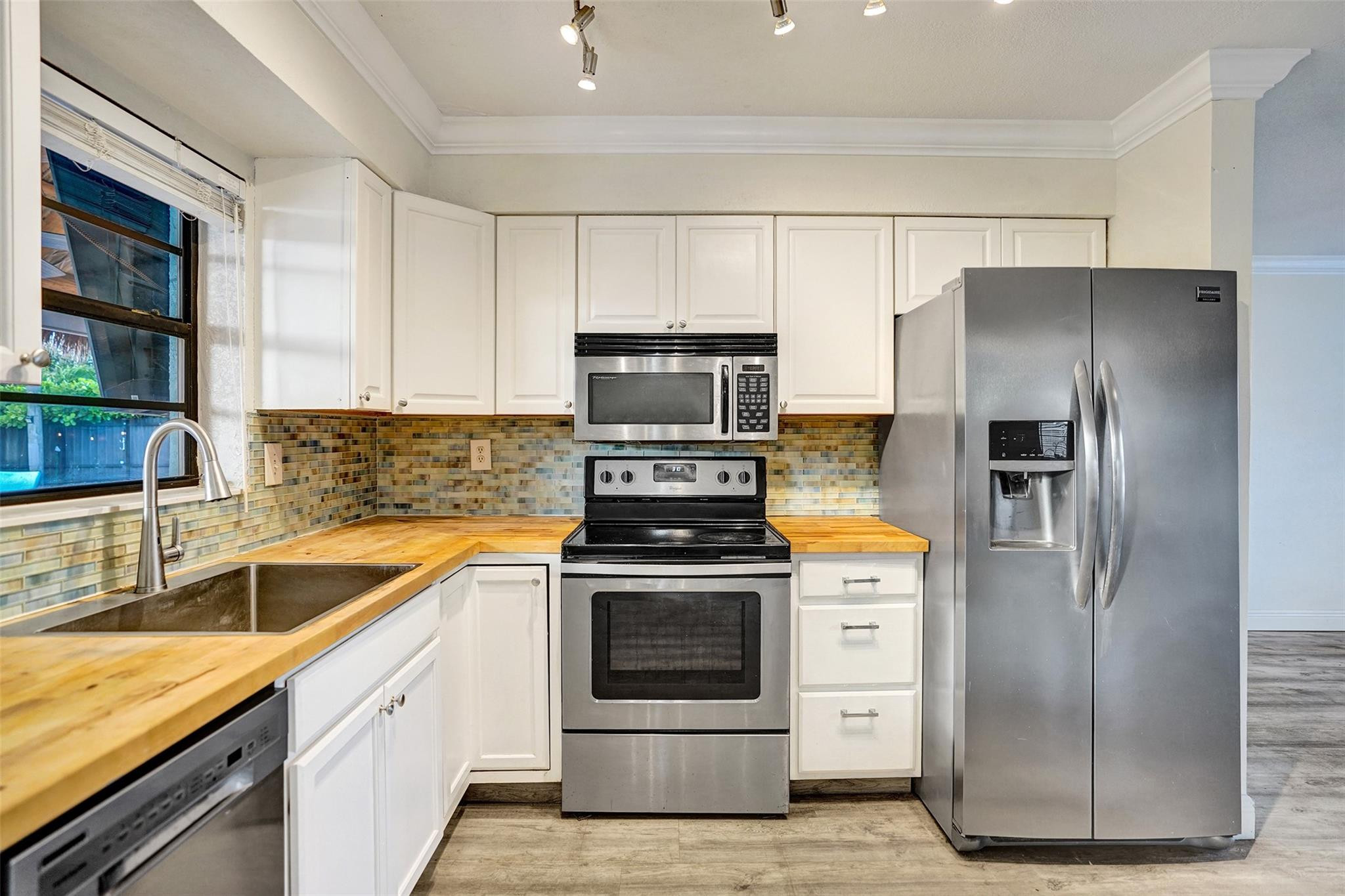 4221 NE 13th Ave Oakland Park, FL 33334