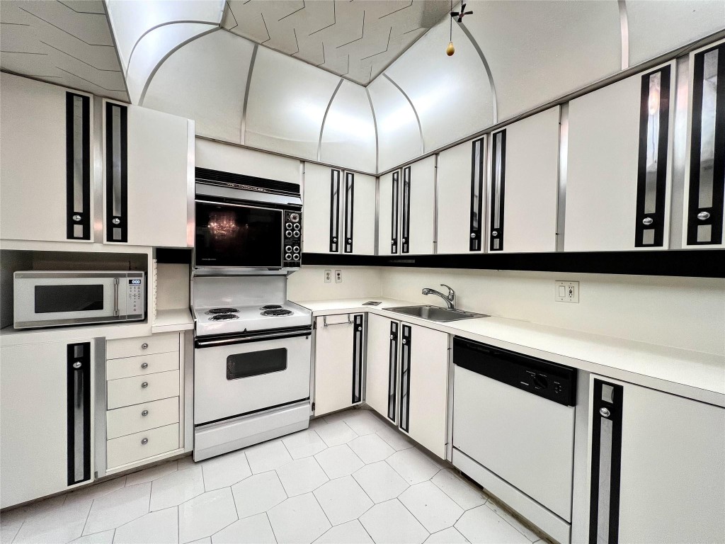 800 Cypress Grv Dr #106 Pompano Beach, FL 33069