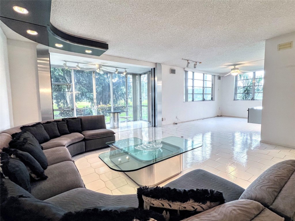 800 Cypress Grv Dr #106 Pompano Beach, FL 33069