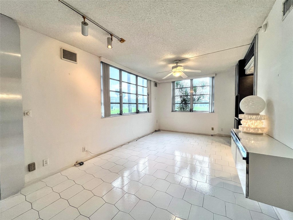 800 Cypress Grv Dr #106 Pompano Beach, FL 33069