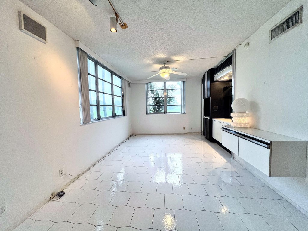 800 Cypress Grv Dr #106 Pompano Beach, FL 33069