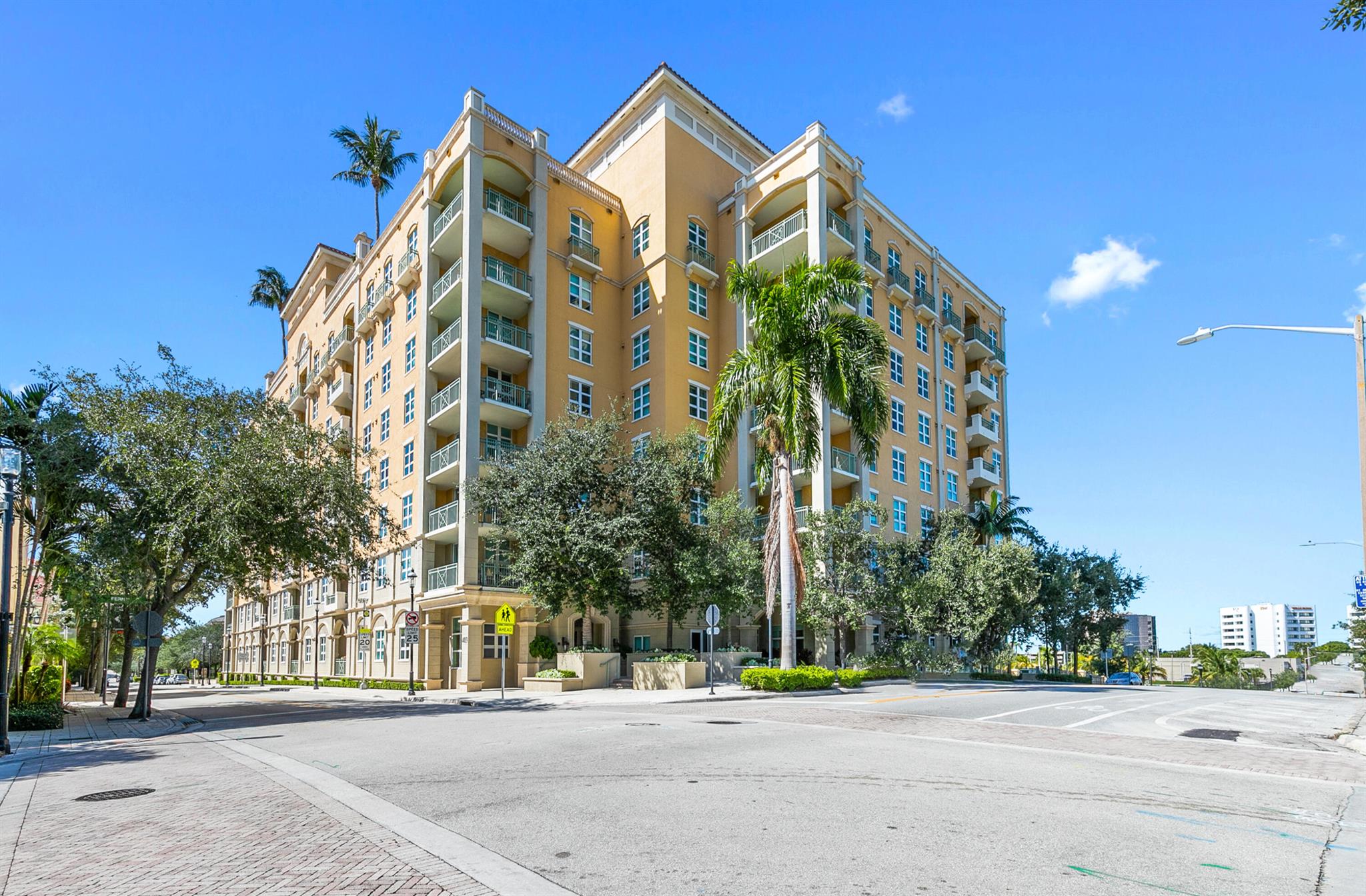 403 S Sapodilla Ave #102
