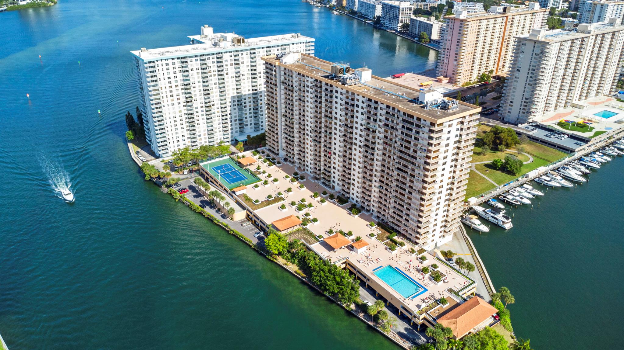 image Winston Towers 700 Condo1