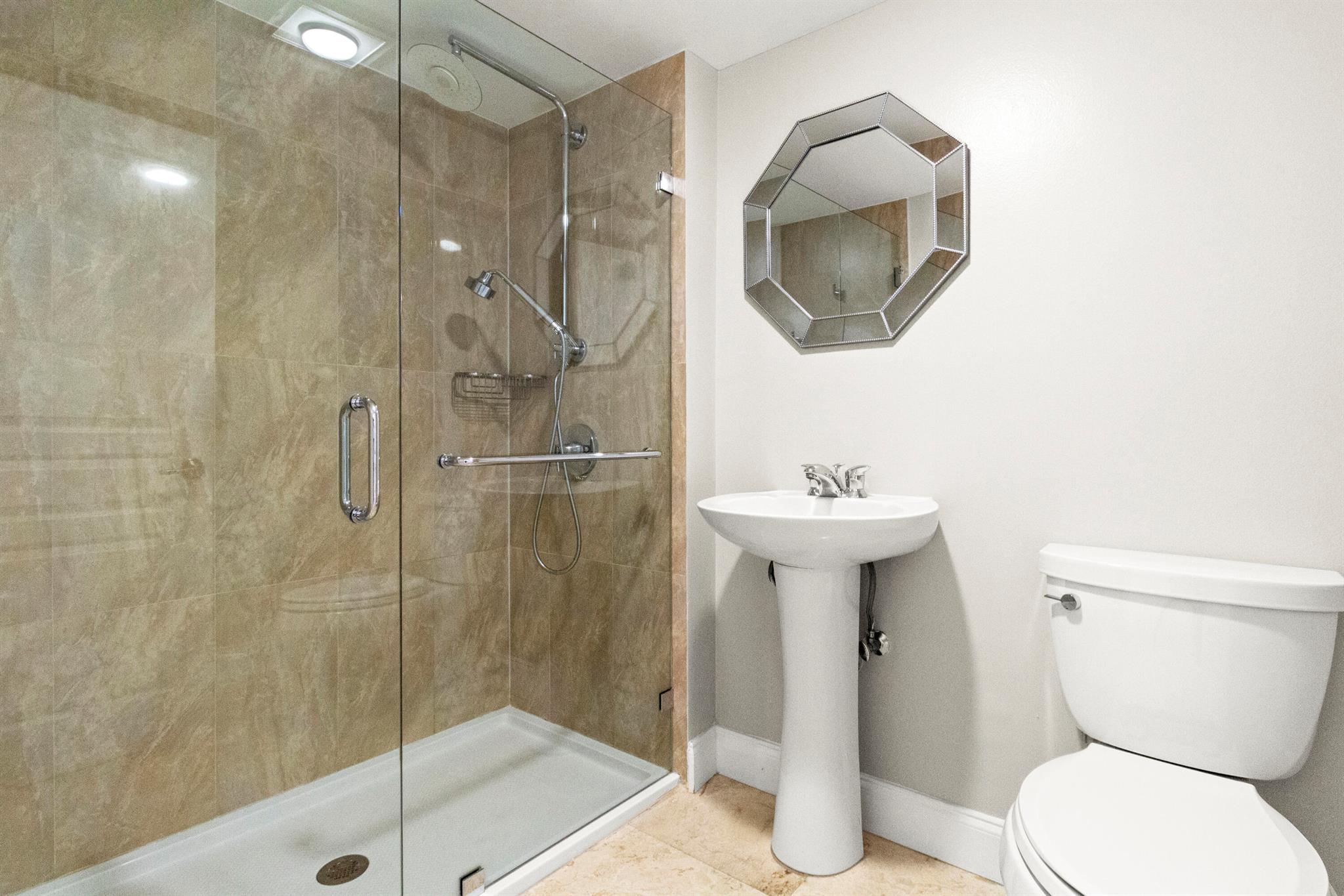 image Winston Towers 700 Condo21