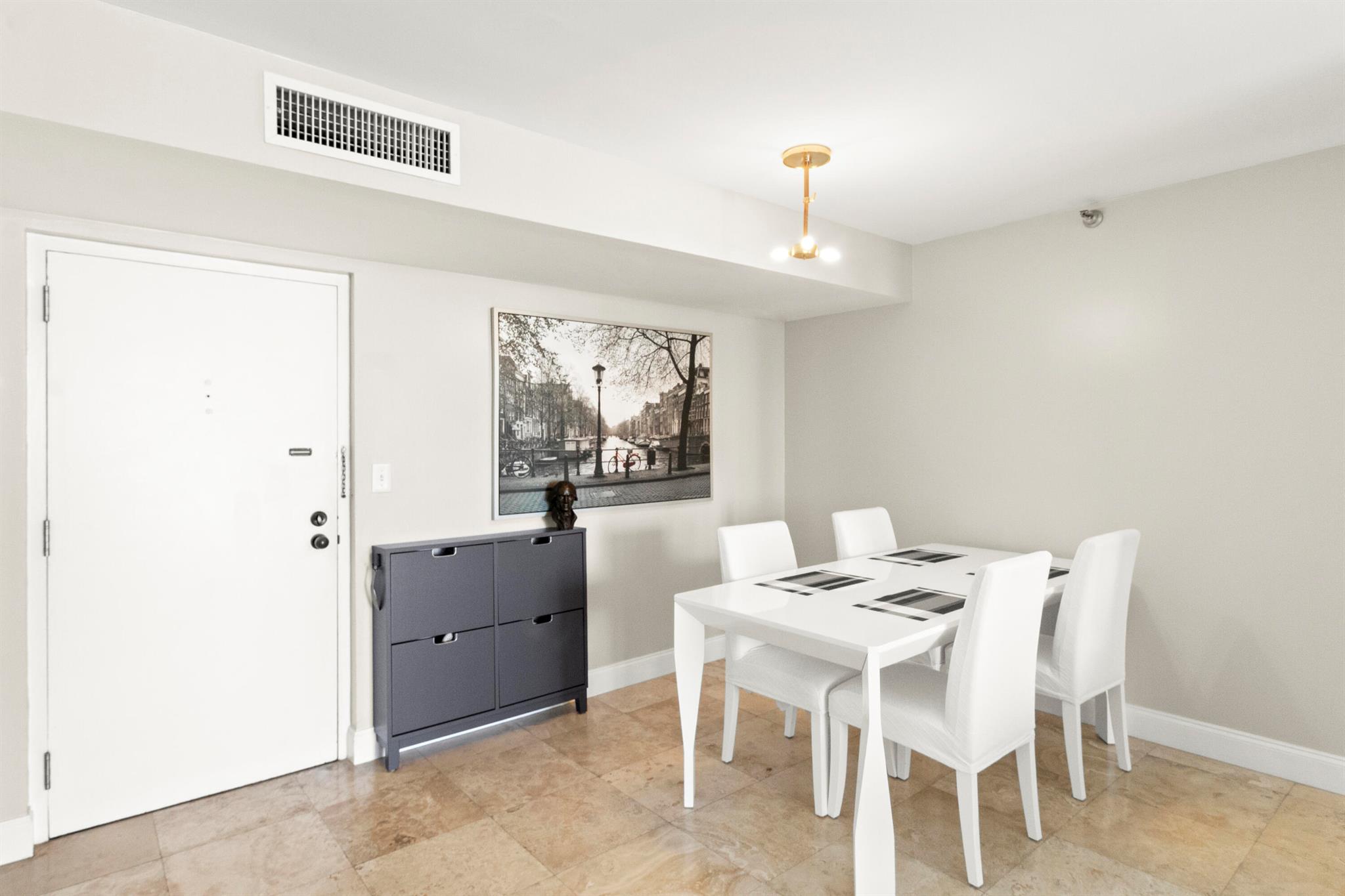 image Winston Towers 700 Condo3