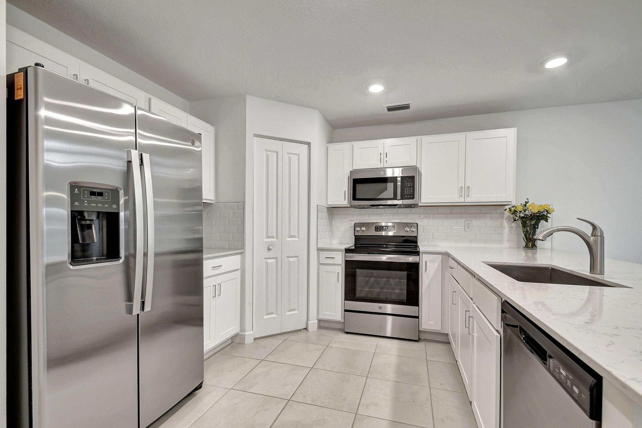 6851 Broadwater Ln Lake Worth, FL 33467