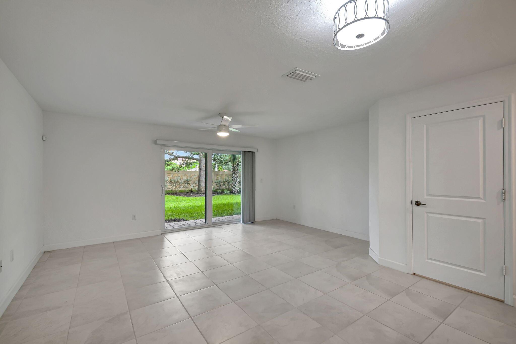 6851 Broadwater Ln Lake Worth, FL 33467