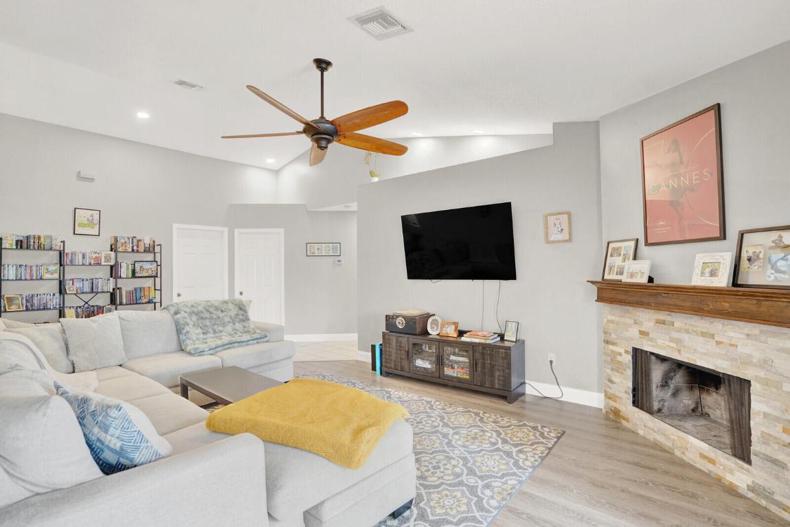 1068 Northumberland Ct Wellington, FL 33414