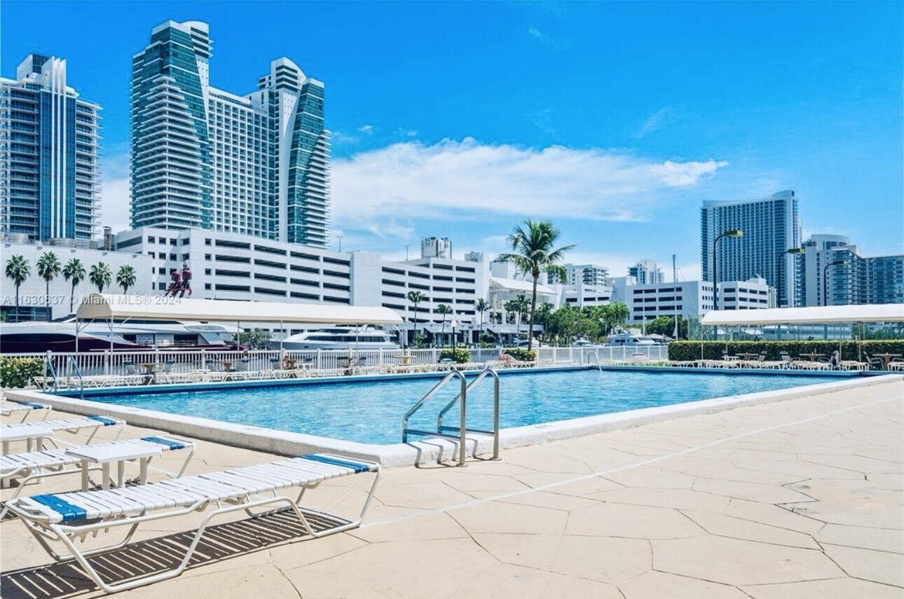 600 Parkview #718 Hallandale Beach, FL 33009