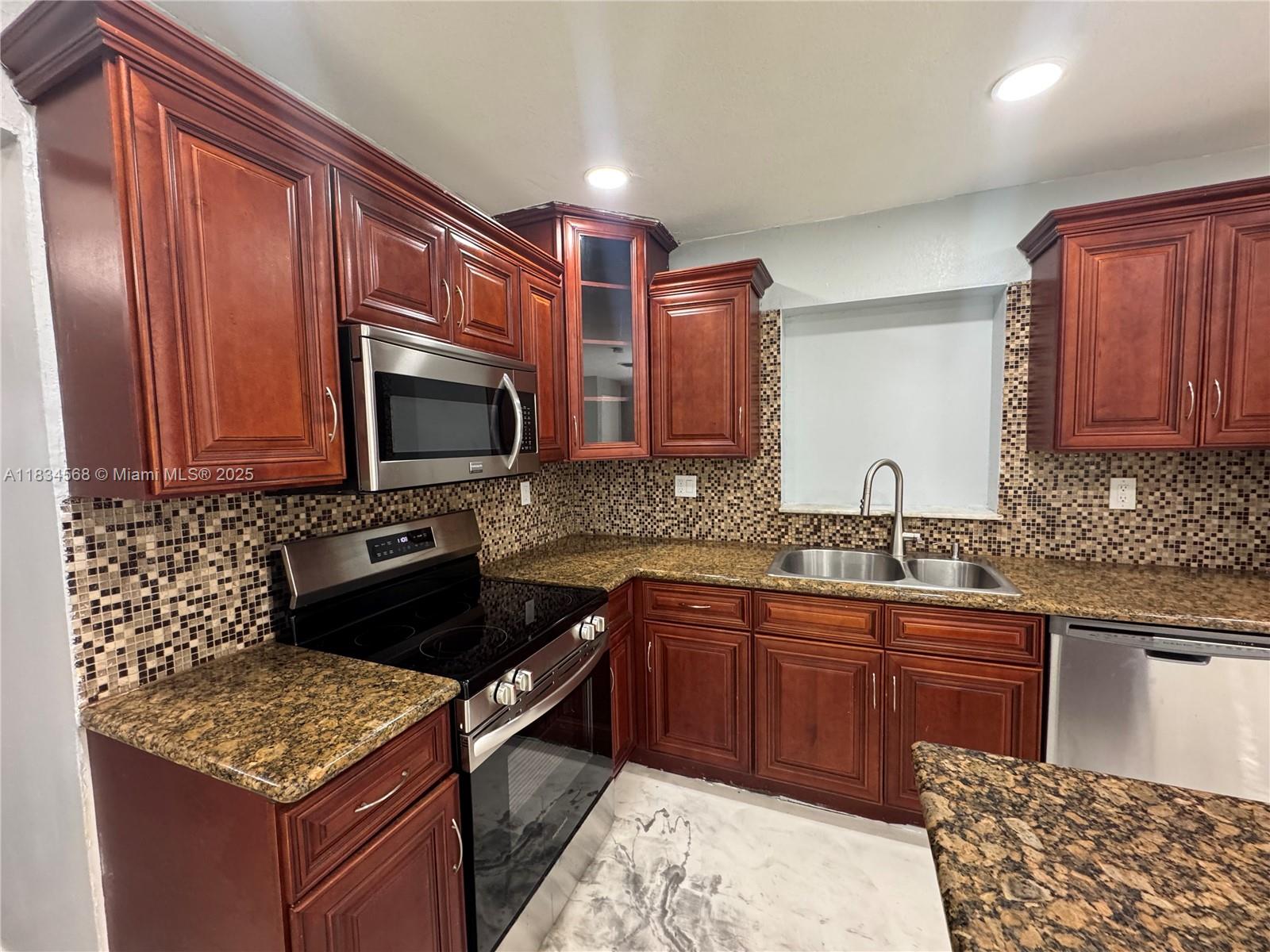 115 Sierra Dr Miami, FL 33179