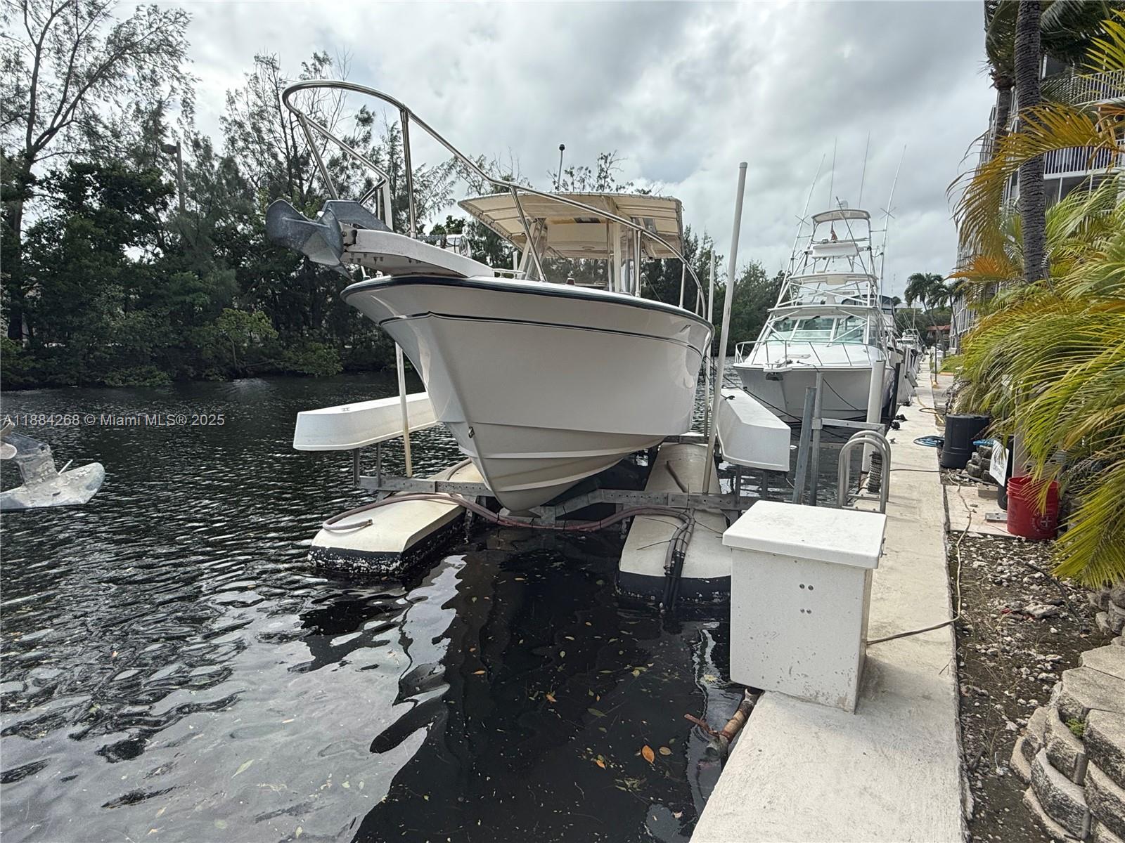 3660 NE 166th St #101 +40\' Deeded Dock
