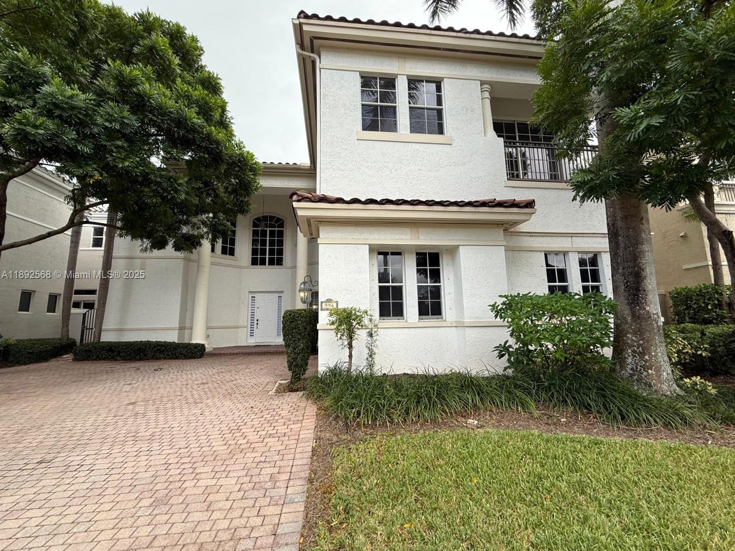996 Sanibel Dr