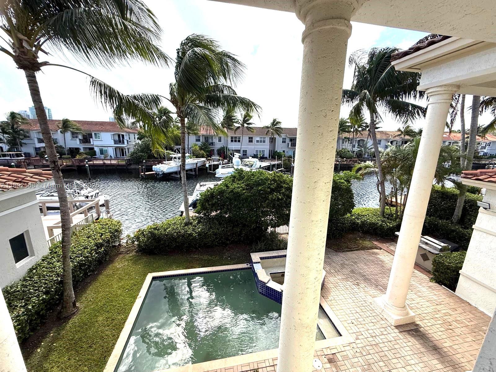 996 Sanibel Dr Hollywood, FL 33019