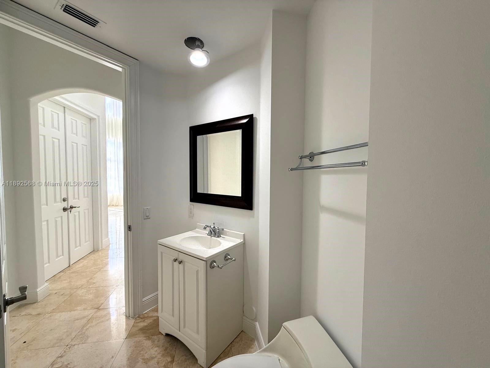 996 Sanibel Dr Hollywood, FL 33019