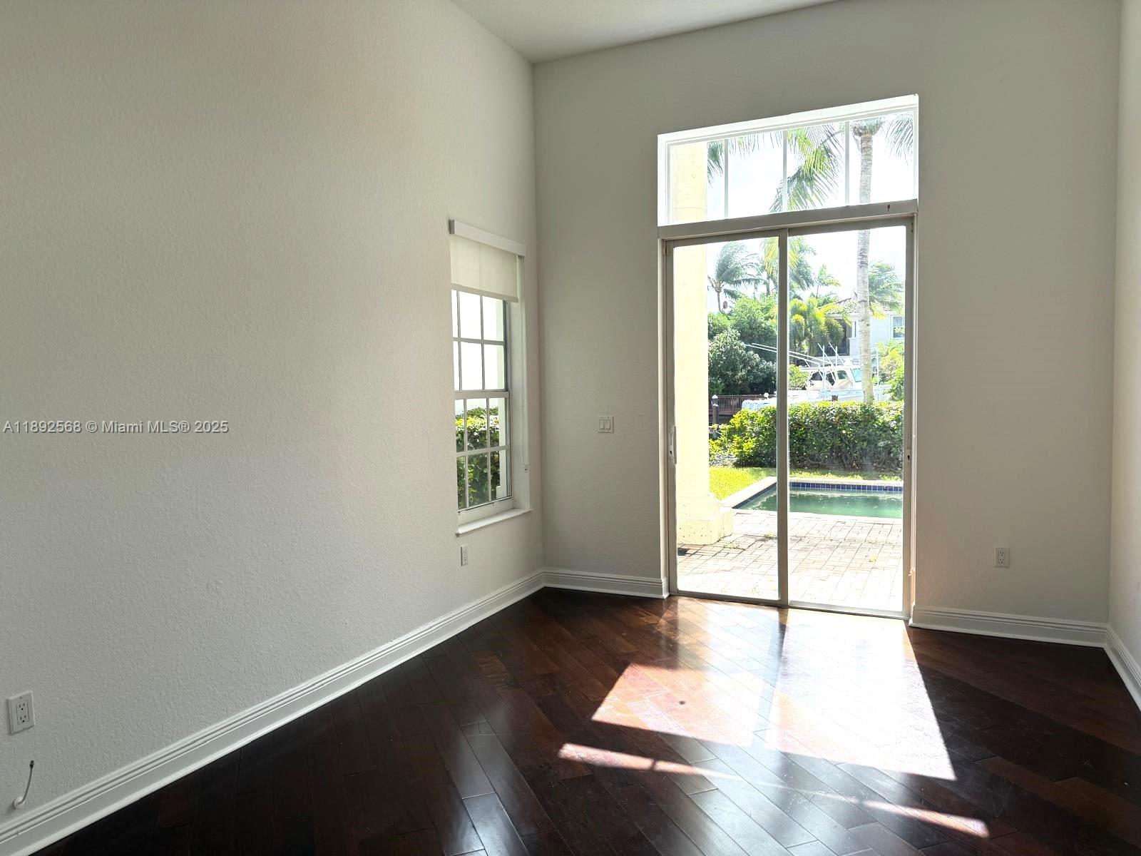 996 Sanibel Dr Hollywood, FL 33019