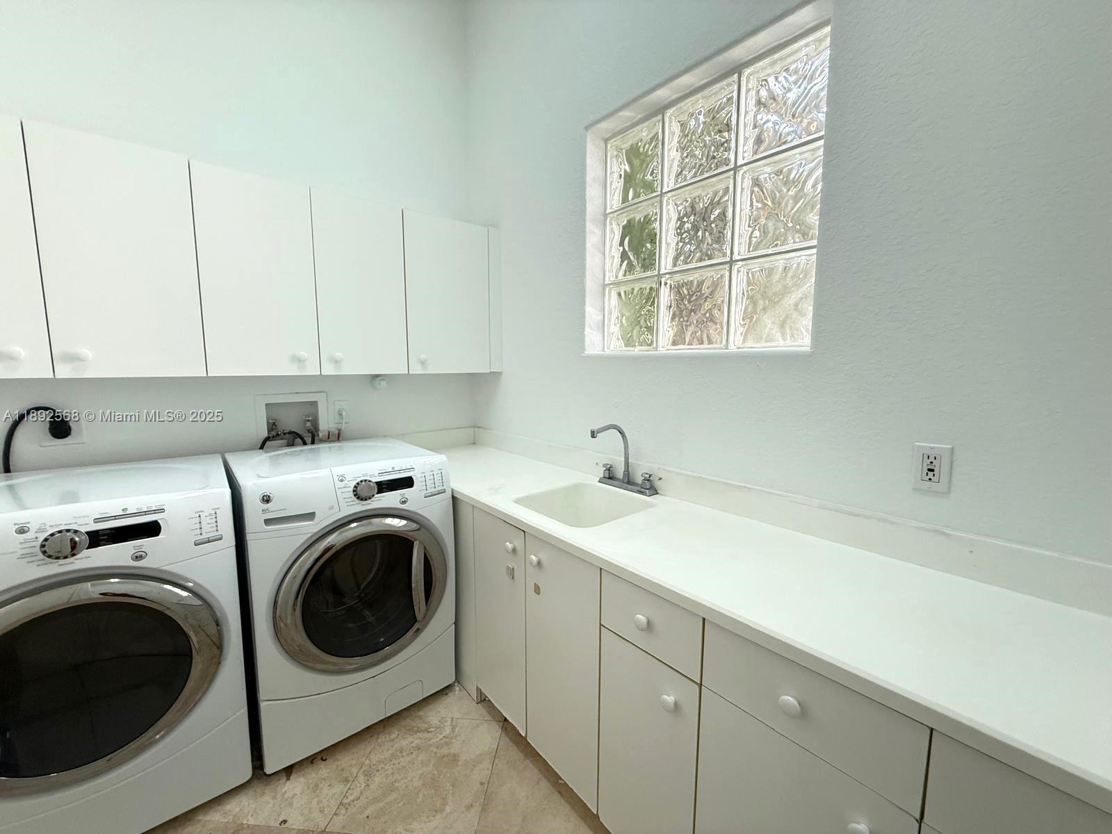 996 Sanibel Dr Hollywood, FL 33019